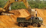 Ồ ạt khai thác đất lậu.
