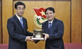 Bí thư thứ nhất T.Ư Đoàn Nguyễn Đắc Vinh (bìa phải) tặng bản trống đồng Đông Sơn cho Bí thư thứ nhất Đoàn Thanh niên Trung Quốc Tần Nghi Trí. Ảnh: Nguyễn Triều.