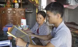 Em Nguyễn Ðình Sáng và mẹ.