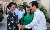 Chủ tịch Quốc hội Nguyễn Thị Kim Ngân với các cử tri tại TP Cần Thơ. Ảnh: TTXVN.