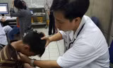 Bác sĩ khám cho trẻ bị viêm đường hô hấp.