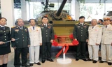 Các cựu binh Nguyễn Văn Tập, Lê Văn Phượng, Vũ Đăng Toàn, Ngô Sĩ Nguyên (thứ 2, 3, 6, 7 từ trái sang) tại Lễ công bố xe tăng 390 là Bảo vật quốc gia. Ảnh: K.N.