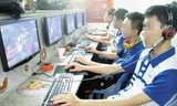 Hơn 1h sáng, các sinh viên là “chiến binh” cày game thuê đang miệt mài với công việc ở một quán internet trên đường Lương Thế Vinh.
