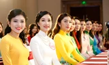 30 cô gái trình diện trong họp báo. Ảnh: Hồng Vĩnh.