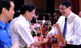 Bí thư Thứ nhất T.Ư Đoàn Nguyễn Đắc Vinh trao bằng khen cho các cá nhân điển hình xuất sắc phong trào Thi đua yêu nước. Ảnh: Xuân Tùng.