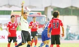 Trọng tài Ngọc Châu phạt thẻ vàng cảnh cáo Võ Nhật Tân sau pha phạm lỗi với Công Phượng. Ảnh: Dương Thu.