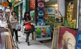 Gallery tranh chép trên phố Hàng Trống, Hà Nội. Ảnh: Hồng Vĩnh.
