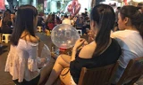Nhiều bạn trẻ sử dụng "bóng cười" trên phố Lương Ngọc Quyến.