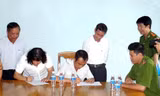 Ông Nén ký nhận quyết định đình chỉ bị can vào sáng ngày 28/11. Ảnh: Nguyễn Đình Quân.