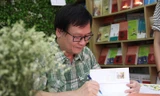 Tác giả Nguyễn Nhật Ánh kí tặng sách cho độc giả. Ảnh: VOV