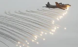Máy bay tuần thám P-3C của Lực lượng Phòng vệ trên biển Nhật Bản thả pháo sáng chống tên lửa trong đợt diễn tập năm 2012. Ảnh: Japan Times.