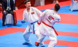 Võ sỹ karate Nguyễn Minh Phụng (trái) có thêm tấm huy chương bạc cho Đoàn TTVN.