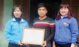 Anh Đàm Sỹ Nguyên (giữa) nhận giấy khen của Đoàn Thanh niên. Ảnh: Duy Chiến.