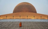 Quân đội Thái lục soát chùa Dhammakaya vào đầu năm nay để bắt vị cựu trụ trì bị cáo buộc rửa tiền. Ảnh: GETTY IMAGES.
