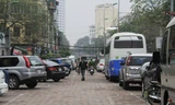 Một đoạn bãi đỗ xe lậu trên phố Nguyên Hồng (phường Thành Công, Ba Đình, Hà Nội). Ảnh: trường phong.