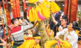 Dỡ lộc hoa tre để phát lộc cho dân tại đền Thượng. Ảnh: Toan Toan.