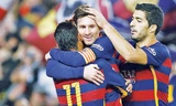 Messi (giữa) ăn mừng bàn thắng trong trận đấu đánh dấu lần thứ 500 ra sân của anh trong màu áo Barca.