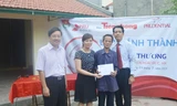 Ông Vũ Trung Thông, Giám đốc đối ngoại và Hỗ trợ kinh doanh Cty Prudential (bìa phải) và Phó Tổng biên tập báo Tiền Phong Vũ Tiến (bìa trái) tại Lễ khánh thành nhà cựu TNXP Nguyễn Phi Kê. Ảnh: K.N.