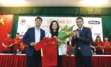 HLV Hữu Thắng trao tặng áo đấu của ĐTQG cho nhà tài trợ, Chủ tịch HĐQT kiêm Tổng giám đốc VPmilk Nguyễn Thị Thu Phương. Ảnh: VSI.