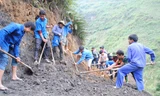 Thanh niên làm đường tại Tà Xi Láng (Yên Bái). Ảnh: Duy Ngợi.