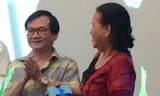 Vợ chồng nhà văn Nguyễn Nhật Ánh với món quà sinh nhật.