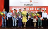 Bí thư Thường trực T.Ư Đoàn Nguyễn Mạnh Dũng và Phó Tổng biên tập báo Tiền Phong Trần Thanh Lâm tặng hoa cho các văn nghệ sỹ tham gia góp ý kiến tại hội nghị. Ảnh: Xuân Tùng.