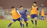 Công Phượng (giữa) cùng đồng đội Xuân Trường (phải) tham gia ngay buổi tập cùng ĐTVN sau khi về nước. Ảnh: VSI.