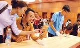 Nhiều người dùng di động tò mò trước sản phẩm mang thương hiệu Việt Bphone.
