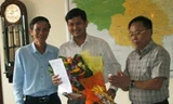 Lê Phước Hoài Bảo (đứng giữa) nhận quyết định làm Phó Giám đốc Sở KH&ĐT Quảng Nam hồi tháng 4/2015.