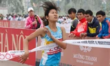 VĐV Nguyễn Thị Tuyết Mai, Lào Cai về nhất 2,5 km nữ giải phong trào. Ảnh: Hồng Vĩnh.