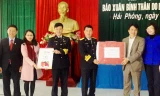Đại diện báo Tiền Phong, Thành Đoàn Hải Phòng, BQL dự án đường sắt trao ấn phẩm báo Tiền Phong xuân Bính Thân 2016 và quà tặng cán bộ chiến sĩ Lữ đoàn 126.