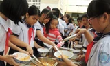 Một bữa ăn của các em học sinh. Ảnh minh họa