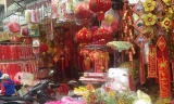 Đồ trang trí tết Việt toàn hàng Trung Quốc tại khu vực Hải Thượng Lãn Ông (Q.5).