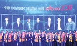 Phó Thủ tướng thường trực Trương Hòa Bình và Bí thư thứ nhất T.Ư Đoàn Lê Quốc Phong trao giải thưởng Sao Đỏ 2017 cho 10 doanh nhân trẻ xuất sắc. Ảnh: Xuân Tùng.
