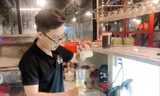 Trần Lê Anh Vũ pha chế nước uống cho khách.