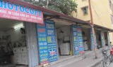 Một dãy quán photocopy trên đường Xuân Thủy (Cầu Giấy) chuyên nhận làm thuê các loại luận văn, khóa luận tốt nghiệp.