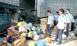 Lực lượng hải quan kiểm tra hàng lậu. Ảnh: Tuấn Nguyễn.