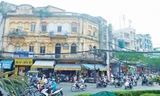 Một khu nhà cổ tại vòng xoay Chợ Lớn, kế bên là những ngôi nhà kiểu mới. Ảnh: Ngô Bình.