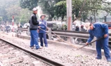 Qua hơn 120 năm phát triển, công nhân đường sắt vẫn lao động thủ công mệt nhọc và thu nhập thụt lùi soi với các ngành nghề khác. Ảnh: Sỹ Lực.