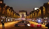 Kẻ tấn công xả súng vào ba cảnh sát tuần tra trên đại lộ Champs-Elysees. Ảnh: Christian Hartmann.