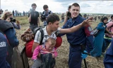 Cảnh sát Hungary và người tị nạn.