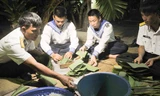 Các chiến sĩ đảo Trường Sa Lớn gói bánh chưng chuẩn bị đón Tết. Ảnh: L.H.V.