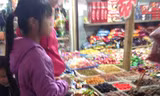 Bánh kẹo giá rẻ “3 không” bày bán tràn lan.