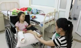 Cháu Nguyễn Hoàng Ngọc Anh (5 tuổi) bị hai kẻ côn đồ chém đứt gân bàn chân đang được điều trị tại BV Hoàn Mỹ. Ảnh: Đào Phan.