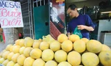 Bưởi Diễn được bán nhiều trên đường Phúc Diễn - Từ Liêm - Hà Nội. Ảnh: Ngọc Châu.