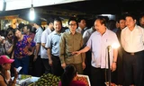 Thủ tướng cùng đoàn công tác kiểm tra an toàn thực phẩm tại chợ Long Biên.