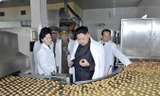 Nhà lãnh đạo Triều Tiên Kim Jong-un trong một lần thăm Nhà máy chế biến thực phẩm 354, thuộc Quân đội Triều Tiên. Ảnh: KCNA/Reuters.