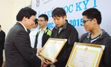 Ông Phùng Xuân Nhạ, Giám đốc ĐH Quốc gia Hà Nội trao bằng khen cho các học sinh giỏi Trường chuyên THPT KHTN.
