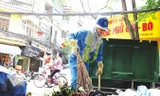 Công nhân dọn rác liên tục 7 lượt một ngày trên phố Trần Quang Diệu (Ðống Ða).