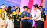 Trưởng Ban Tuyên giáo T.Ư Võ Văn Thưởng trao biểu trưng Thanh niên tiên tiến làm theo lời Bác cho Gương mặt trẻ tiêu biểu Việt Nam 2017 Vũ Văn Bình. Ảnh: Xuân Tùng.